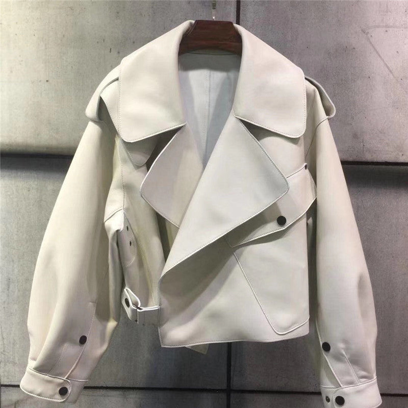 Trendy dames bomberjack Loes, stijlvol en veelzijdig, perfect voor een modieuze voorjaars- of najaarslook.