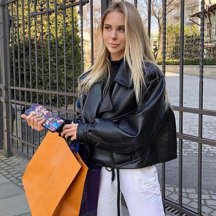 Tijdloos Loes leren damesjack, bomber model, modieus en casual, perfect voor een trendy uitstraling.
