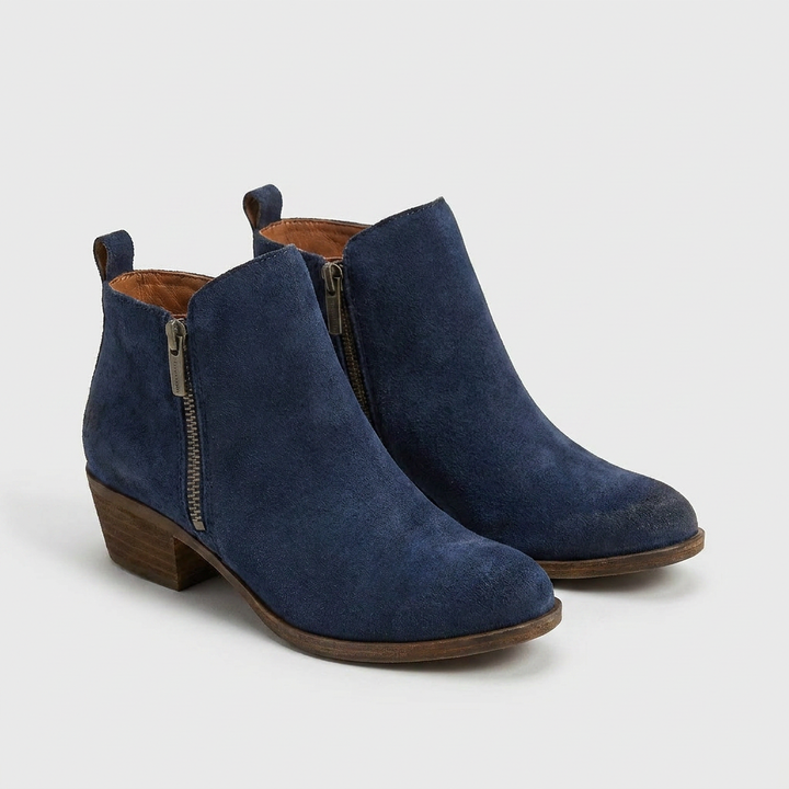 Nieuwe collectie dames enkellaarsjes met modieuze hak. Trendy zomerse stijl met retro flair.