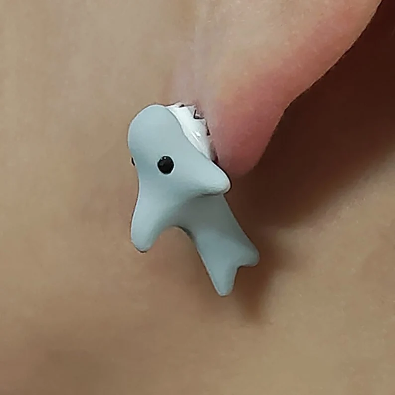 Set van trendy dames oorbellen, gepresenteerd als een uniek en stijlvol cadeau.