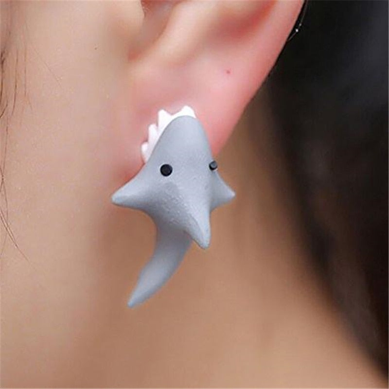 Stijlvolle statement oorbellen voor dames, met opvallende dierenfiguren als trendy accessoire.