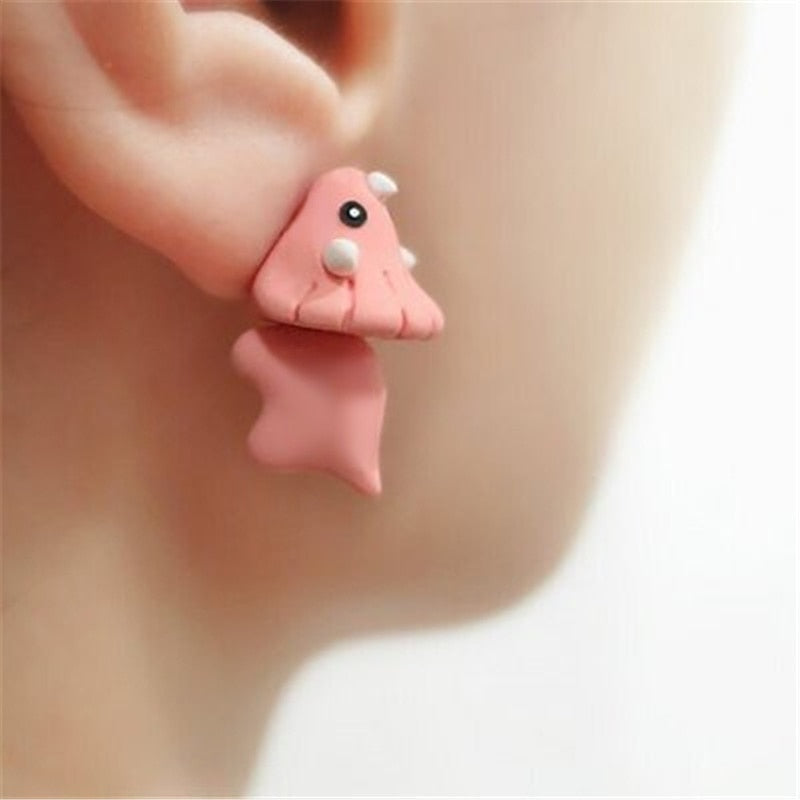 Close-up van glanzende dieren oorbellen; modieuze dames accessoires met uniek design.
