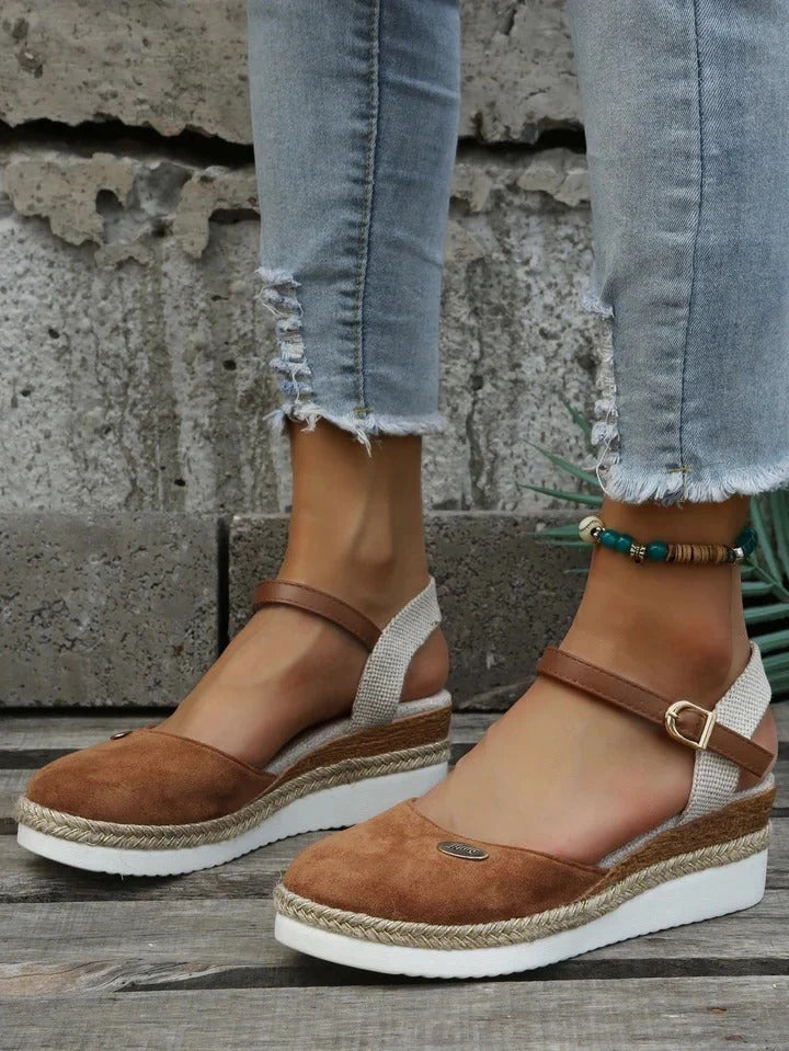 Modieuze dames zomersandalen met orthopedisch comfort, perfect voor een trendy casual outfit.