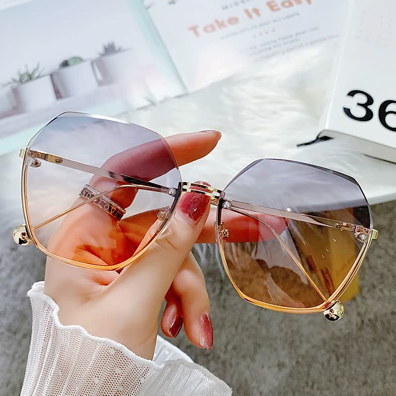 Detail van trendy dames zonnebril; stijlvol montuur, grote glazen. Perfect voor zomerse mode en bescherming.
