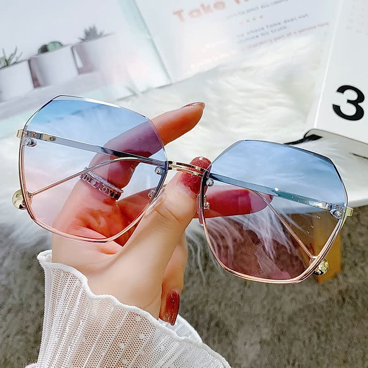 Trendy zonnebril voor dames met grote glazen. Stijlvolle mode en oogbescherming voor de zomer.
