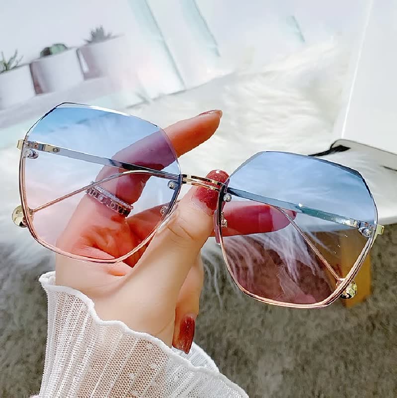 Modieuze zonnebril voor dames met grote glazen, biedt optimale oogbescherming en een trendy look.