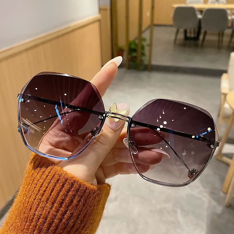 Zomerse dames zonnebril met grote glazen, een onmisbaar accessoire voor trendy mode en zonbescherming.