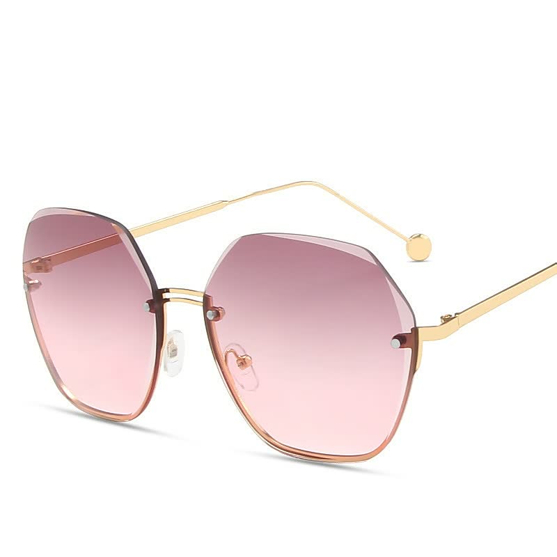 Moderne trendy dames zonnebril met grote glazen, ideaal voor een fashionable zomerlook en bescherming.
