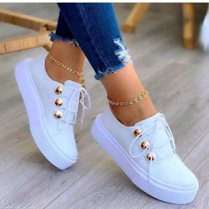 Comfortabele KaatjesSneaks dames sneakers, wit met zwarte accenten. Trendy schoenen voor stijlvolle mode.