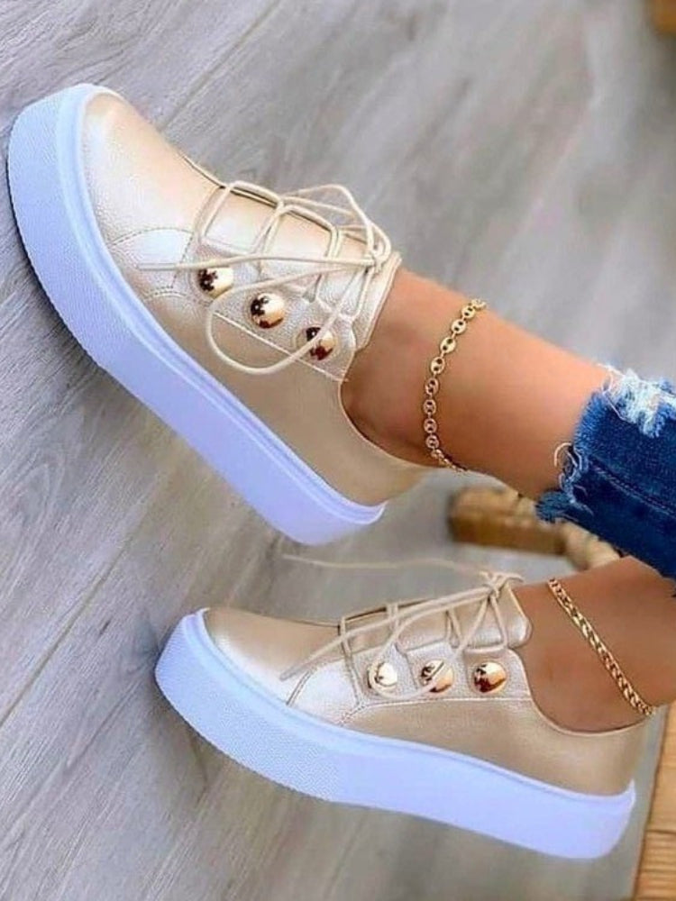 Modieuze KaatjesSneaks dames sneakers, wit en goud. Comfortabele, trendy schoenen, ideaal voor vrijetijd en stijl.