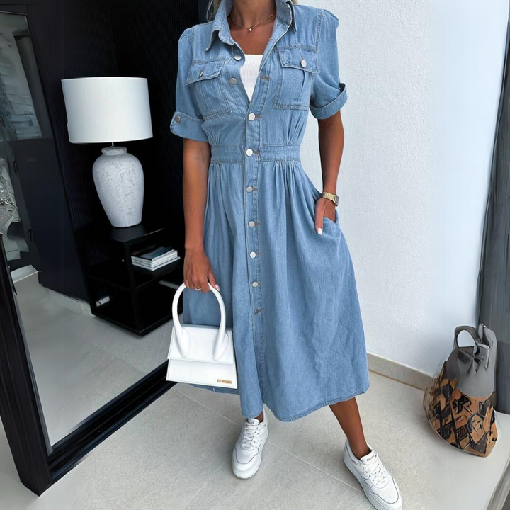 Trendy, duurzame denim jurk voor dames, voorkant; losse pasvorm, tijdloze stijl voor alledaags en speciale gelegenheden.