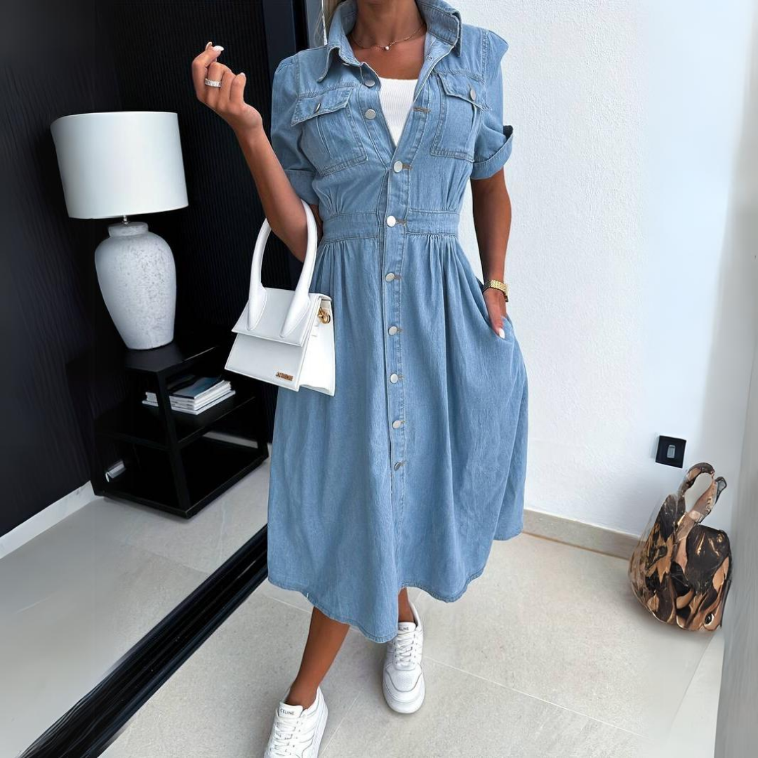 Trendy, duurzame denim jurk voor dames, voorkant; losse pasvorm, tijdloze stijl voor alledaags en speciale gelegenheden.