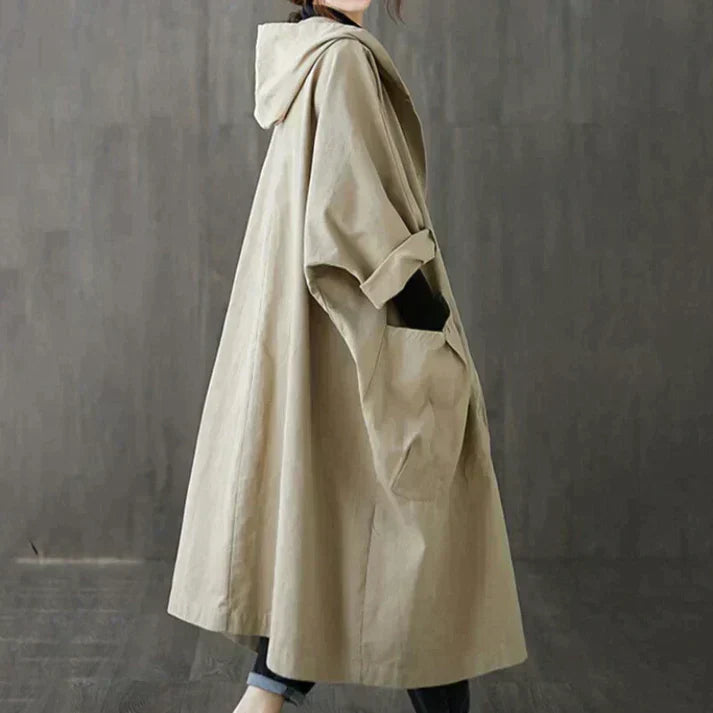 Model toont de trendy pasvorm van de oversized dames trenchcoat Maren, een elegante keuze.
