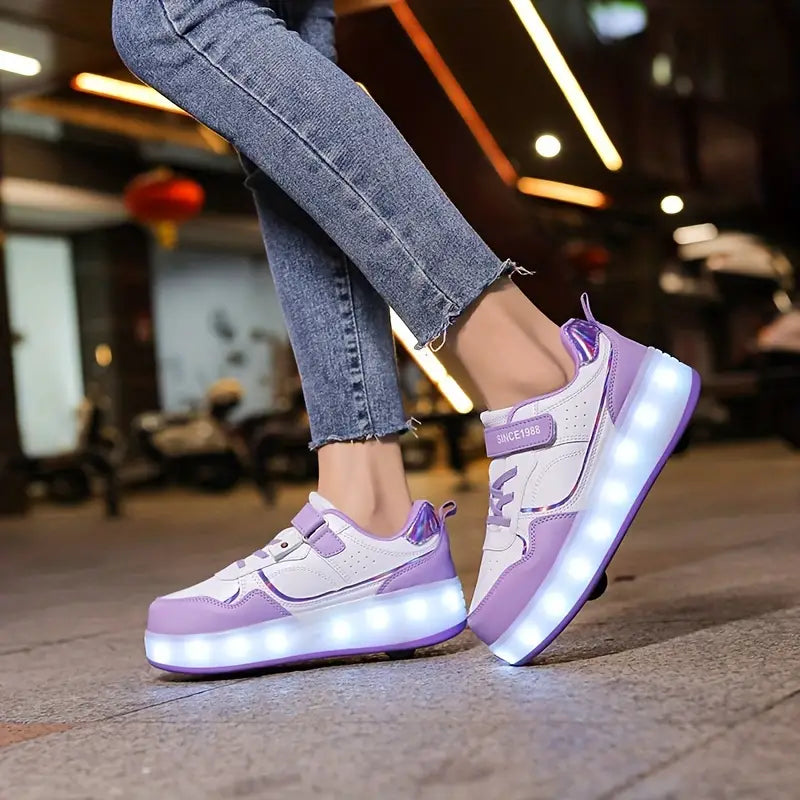 Kinderskates: Witte, roze en paarse GlideGlow rolschoenen met LED-lichtjes voor soepel glijplezier.