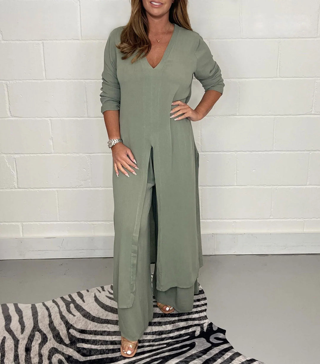 Trendy tweedelige dames set met losse blouse & wijde broek, ideaal voor comfortabele zomerse dagen.