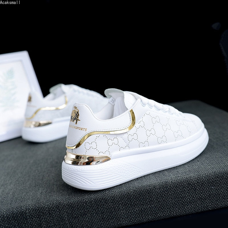 Trendy witte dames sneakers van TrienkesSneaks, ideaal voor dagelijks comfort en een casual look.