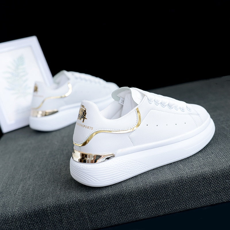 Modieuze TrienkesSneaks dames sneakers in wit met gouden details, comfortabel en stijlvol.