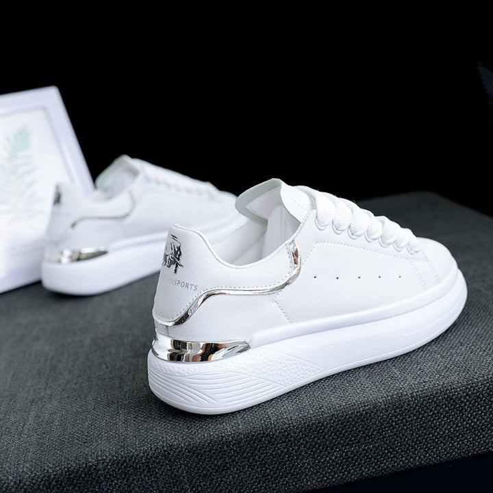 Comfortabele witte dames sneakers van TrienkesSneaks, ideaal voor een actieve, trendy look.