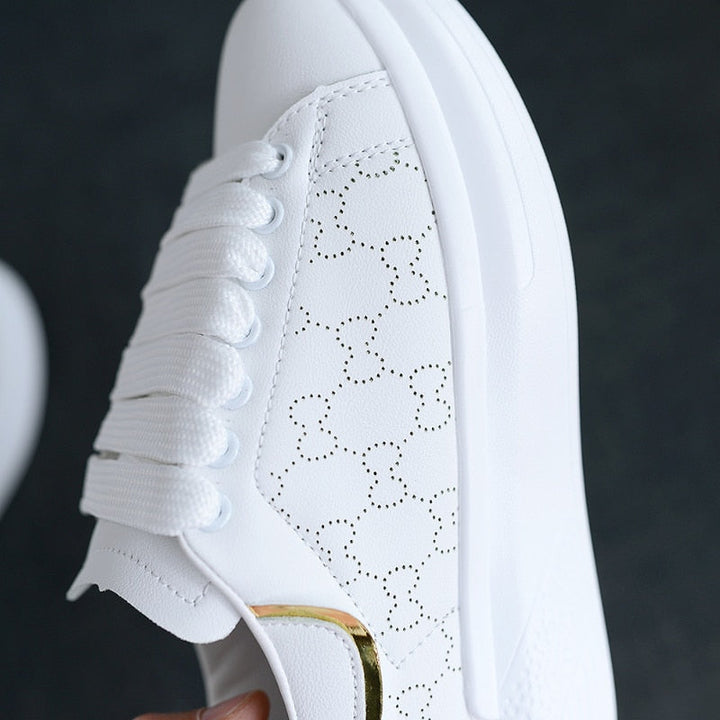 TrienkesSneaks witte damesschoenen met comfortabele zool en modern design, perfect voor casual outfits.