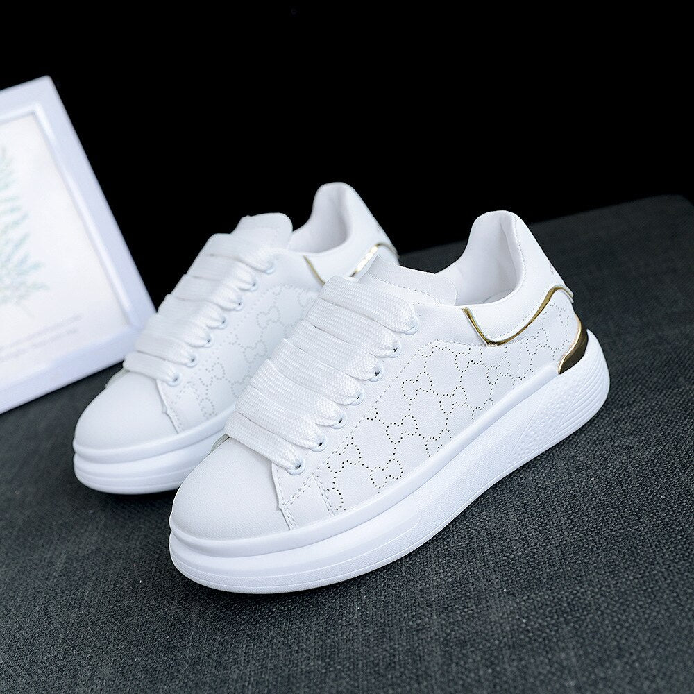 Stijlvolle TrienkesSneaks dames sneakers, wit met metallic accenten, voor een trendy en comfortabele outfit.