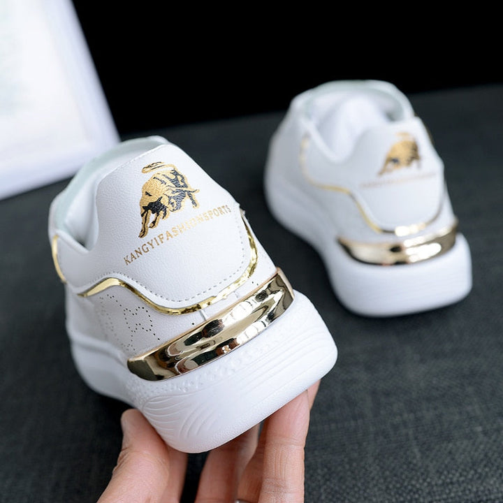 Witte TrienkesSneaks damesschoenen, trendy en comfortabel, met subtiele gouden en zilveren details.