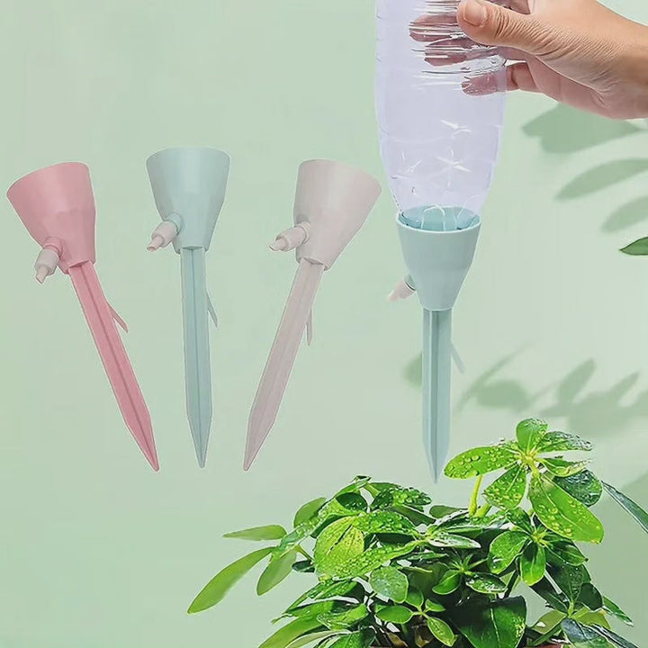 Druppelirrigatiesysteem in gebruik, aanpasbare spikes, ideaal voor doe-het-zelf tuin en potplanten, geautomatiseerde bewatering.