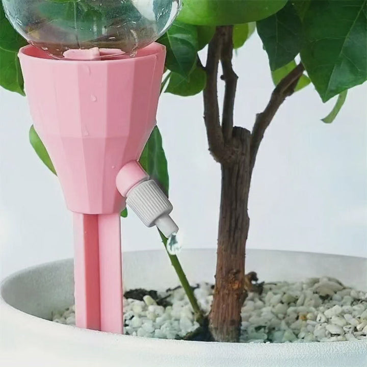 Druppelirrigatiesysteem in gebruik, aanpasbare spikes, ideaal voor doe-het-zelf tuin en potplanten, geautomatiseerde bewatering.
