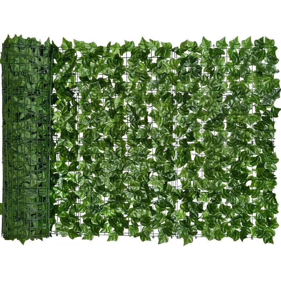 Detail van onderhoudsvrije groene wand: uitrekbare tuinafscheiding met levensechte kunstklimop.