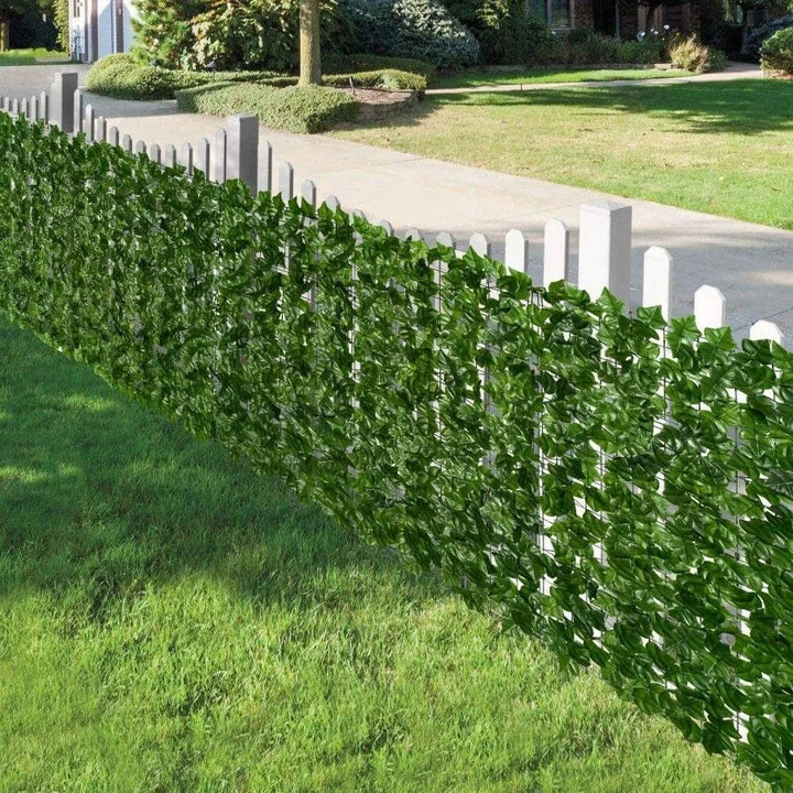 Uitschuifbaar tuinscherm met dichte kunstklimop voor optimale privacy in de tuin of op balkon.
