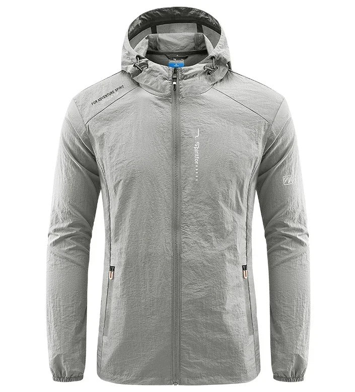 Ultralichte winddichte zomerjas voor heren met zonbescherming, in blauw, donkergrijs en zwart, ideaal voor warme dagen en buitenactiviteiten.