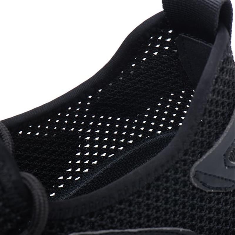 Een persoon draagt SteelFlex One werkschoenen, ervaart het lichte gewicht en de bescherming.