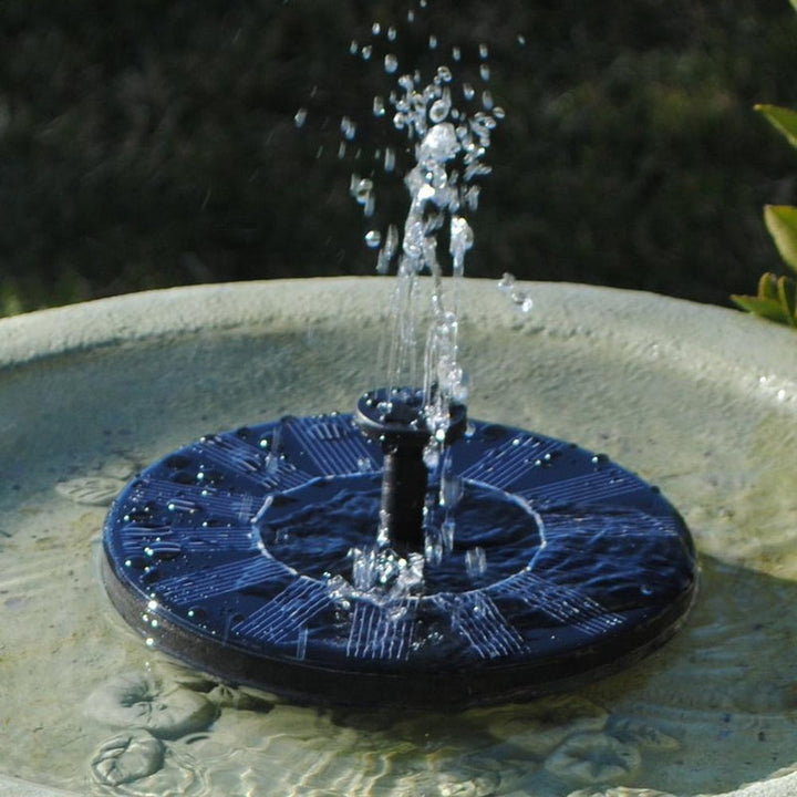 Milieuvriendelijke zonne-energie fonteinpomp voor de tuin met veelzijdige sproeiers, ideaal voor decoratieve waterspelen.