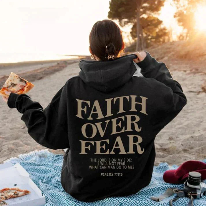 Zachte uniseks hoodie met "Geloof Over Angst" print en Psalmen 118:6. Ideale geloof kleding voor hem/haar.