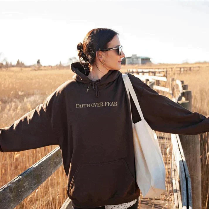 Faithmore uniseks hoodie "Geloof Over Angst" Psalmen 118:6. Spirituele tekst hoodie voor casual mode.