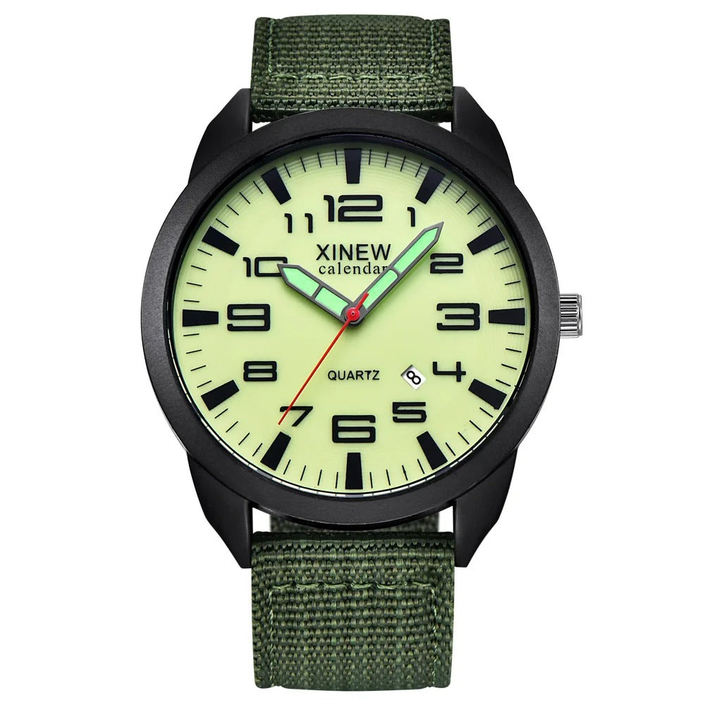 Close-up van het Lumo uniseks quartz horloge. Duidelijk zichtbare lichtgevende wijzerplaat en kalenderfunctie.