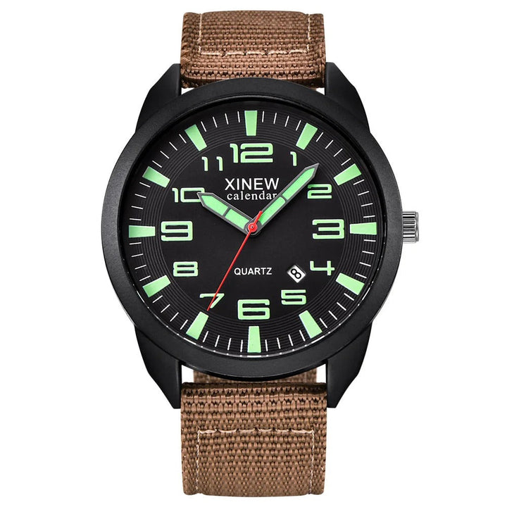 Stijlvol Lumo quartz horloge met metalen kast. Benadrukt de kwaliteit en uniseks design. Lichtgevende wijzerplaat detail.