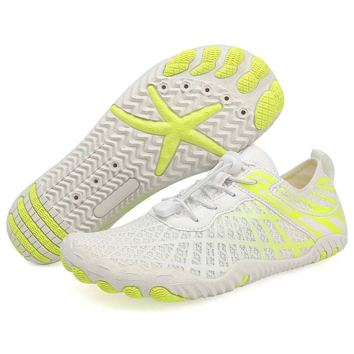 Sneldrogende aquaschoenen met antislip profiel, onmisbaar voor strand en zwembad.