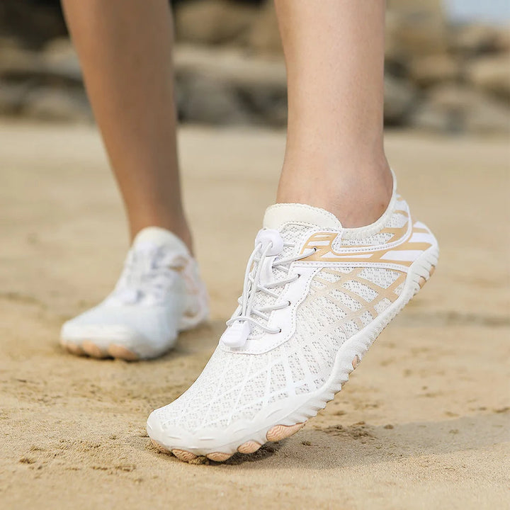 Flexibele uniseks waterschoenen met antislip grip, voor optimale veiligheid in water.