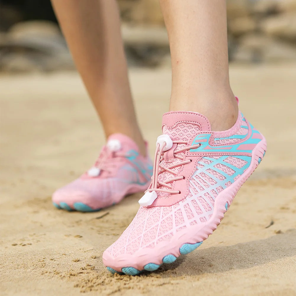Comfortabele aquaschoenen, sneldrogend en ademend, geschikt voor strand en watersport.