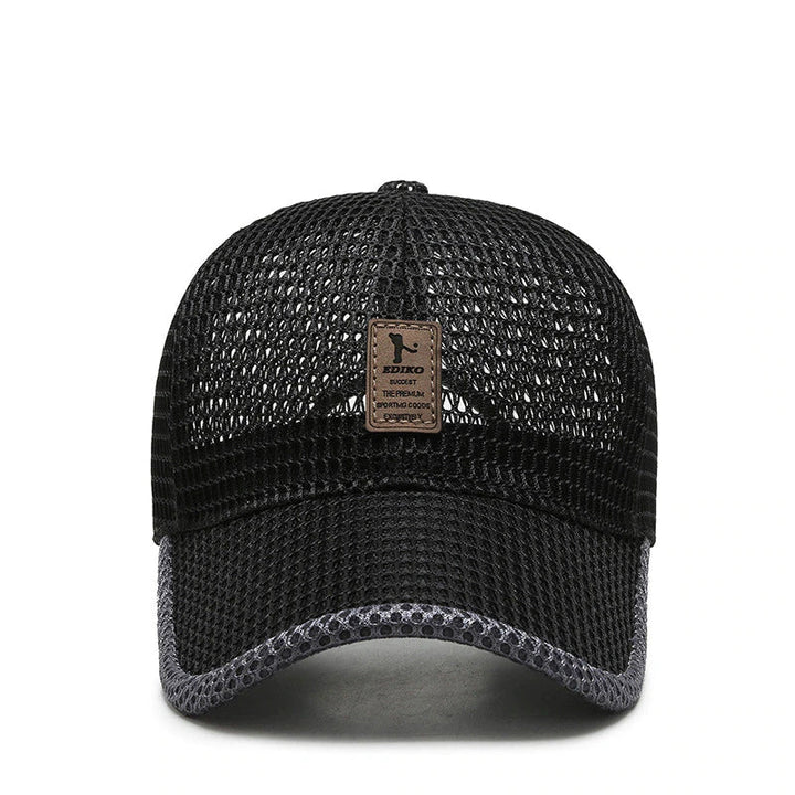 Luchtige AeroBreeze pet met ademende mesh panelen, perfect voor hete zomerdagen. Comfortabele unisex verstelbare cap.