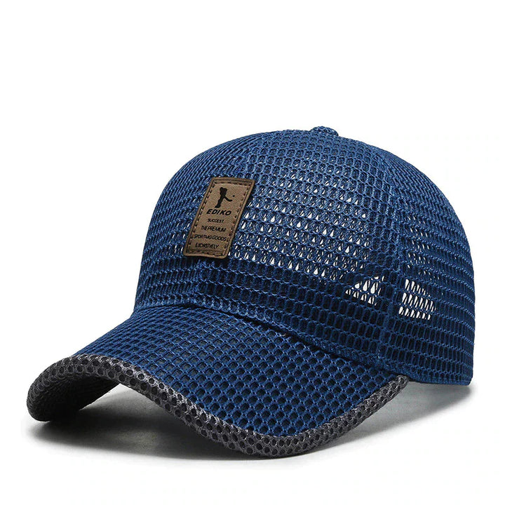 Detailopname van de ademende mesh stof van de AeroBreeze zomerpet. Biedt maximale ventilatie en verkoeling op warme dagen.