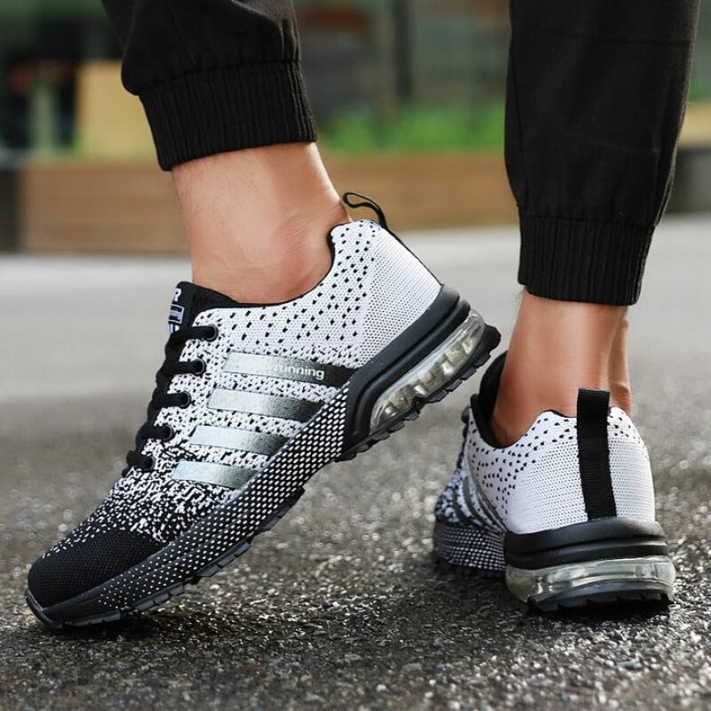 Persoon draagt AeroFlex orthopedische wandelschoenen, genietend van comfort en voet ondersteuning tijdens het lopen.