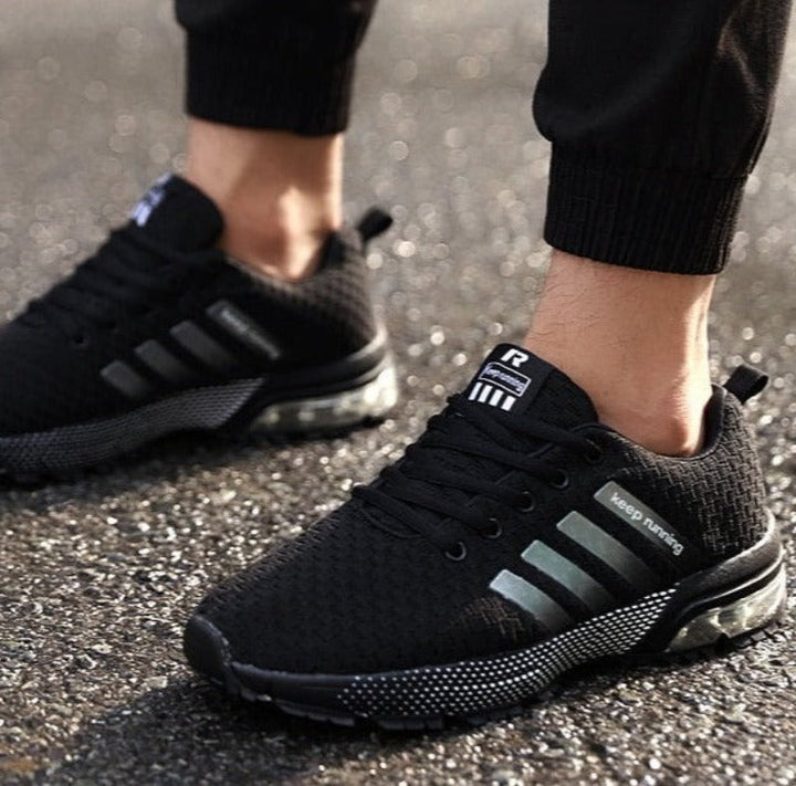 Actieve persoon draagt AeroFlex orthopedische sneakers, perfect voor een gezonde, pijnvrije en actieve levensstijl.