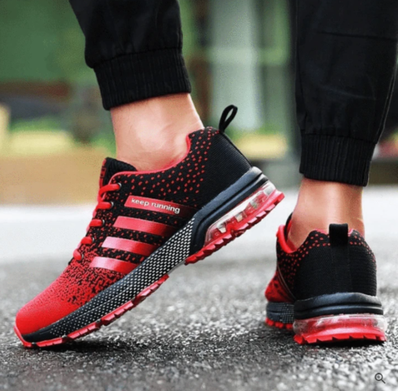 Volledig beeld van de AeroFlex lichtgewicht orthopedische sneakers, details van de ademende stof en ergonomische zool.