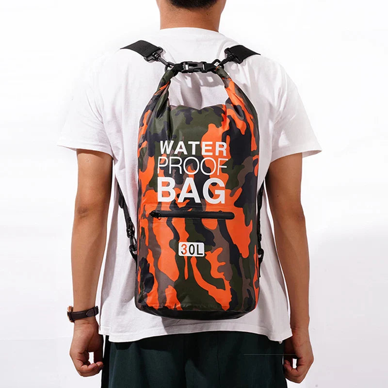 Waterdichte AquaVault dry bag rugzak, perfect voor kajakken, wandelen en kamperen met nat/droog compartiment.