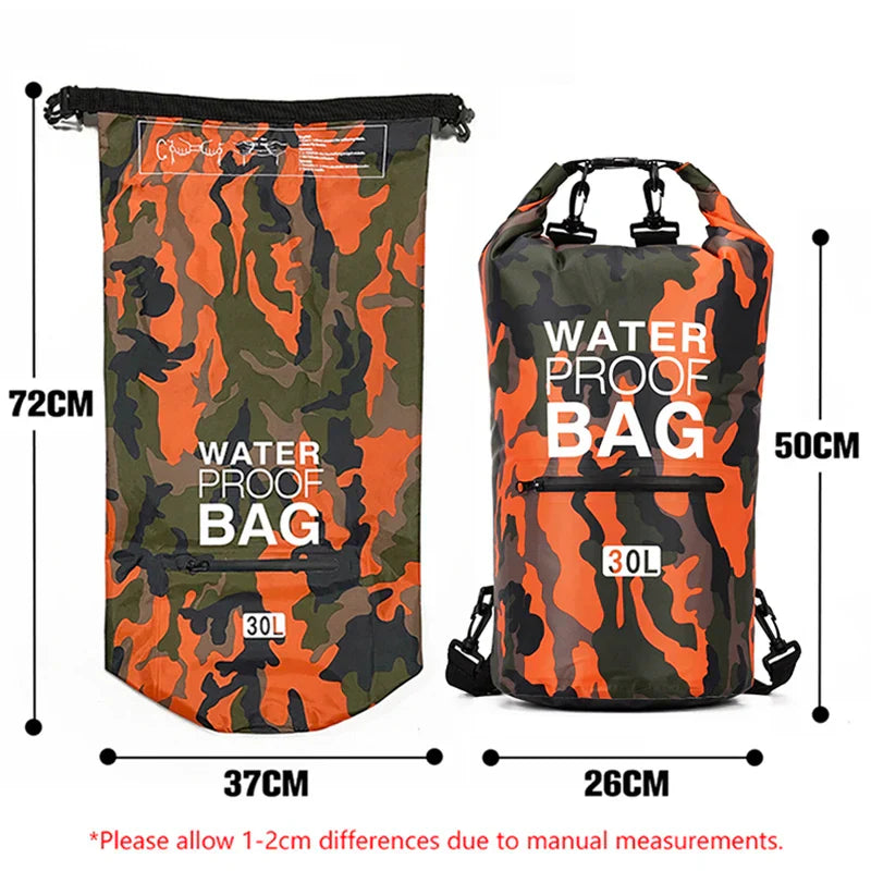 Man draagt AquaVault waterdichte outdoor rugzak tijdens wandelen, toont ergonomisch design en comfort.