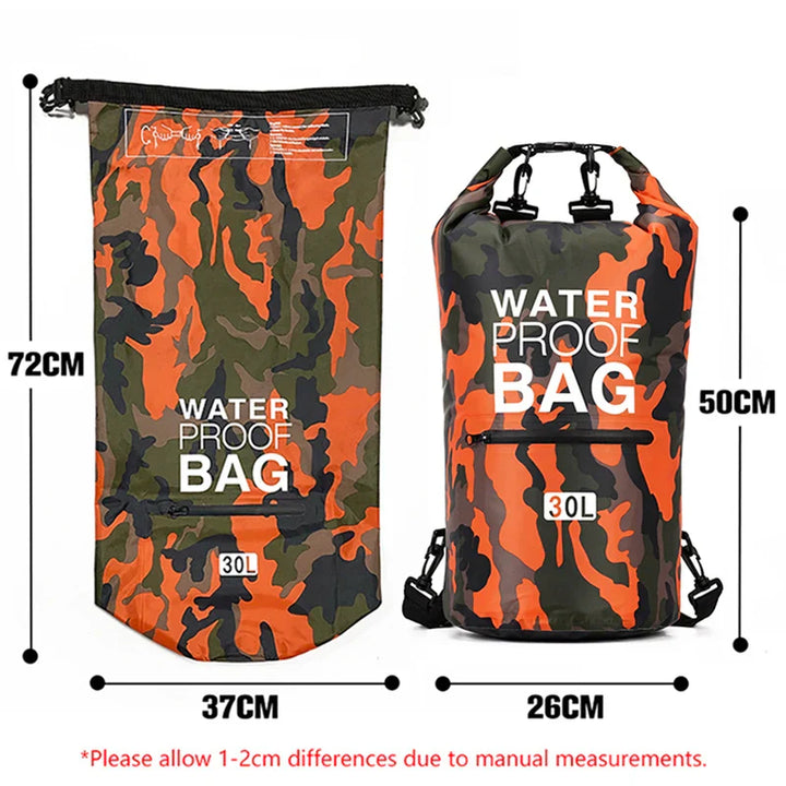 Man draagt AquaVault waterdichte outdoor rugzak tijdens wandelen, toont ergonomisch design en comfort.