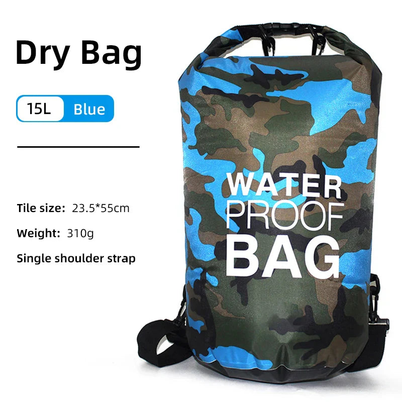 Dames draagt AquaVault waterdichte rugzak op strand, perfect als strandtas met nat/droog vak.