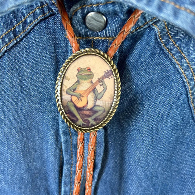 Unisex Bolo Stropdas met Banjo Kikker Ontwerp; stijlvol accessoire, verstelbare leren banden, moderne look.