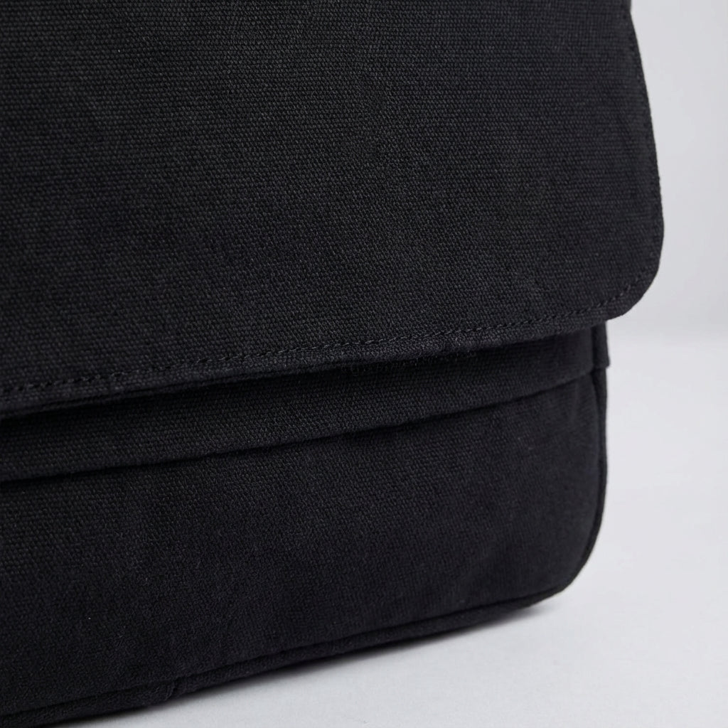 Stevige canvas schoudertas, duurzaam en unisex, ideaal als dagelijkse tas met veel opbergruimte. Comfortabel en lichtgewicht.